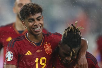 Lamine Yamal: Er stellte gleich zwei Rekorde fΓΌr die spanische Nationalmannschaft auf. Lamine Yamal: Er stellte gleich zwei Rekorde fΓΌr die spanische Nationalmannschaft auf.