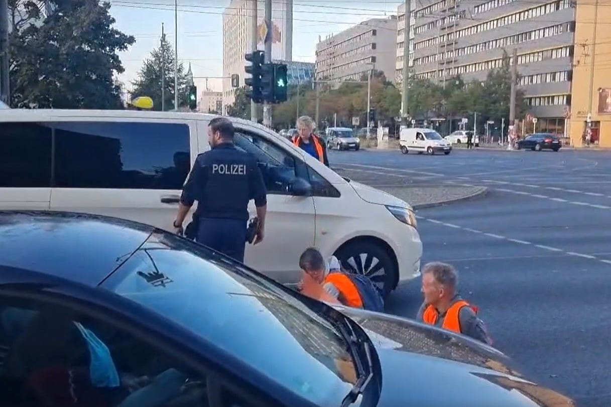 Die Aktivisten lassen ein Taxi durch die Blockade: Darin befand sich offenbar ein Chemopatient.