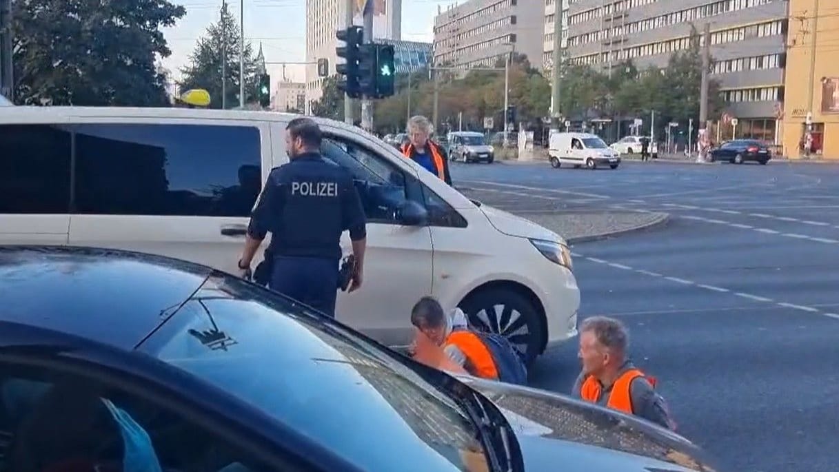 Die Aktivisten lassen ein Taxi durch die Blockade: Darin befand sich offenbar ein Chemopatient.