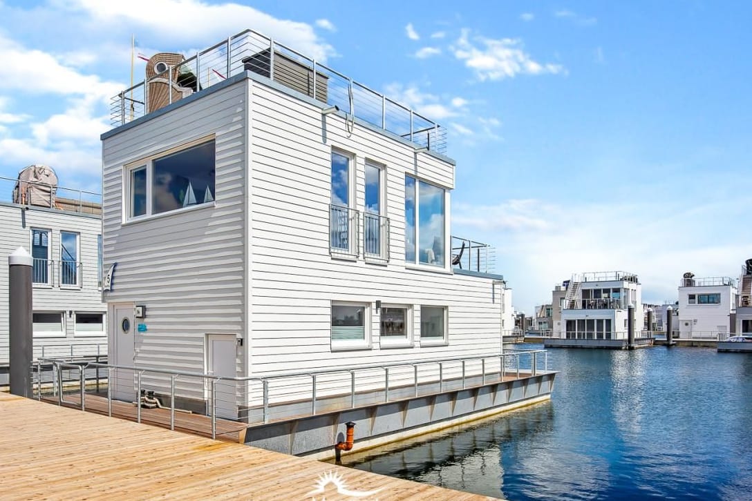 Hausboot an der Ostsee: Hier gibt es sogar Sauna und Dachterasse mit Meerblick.