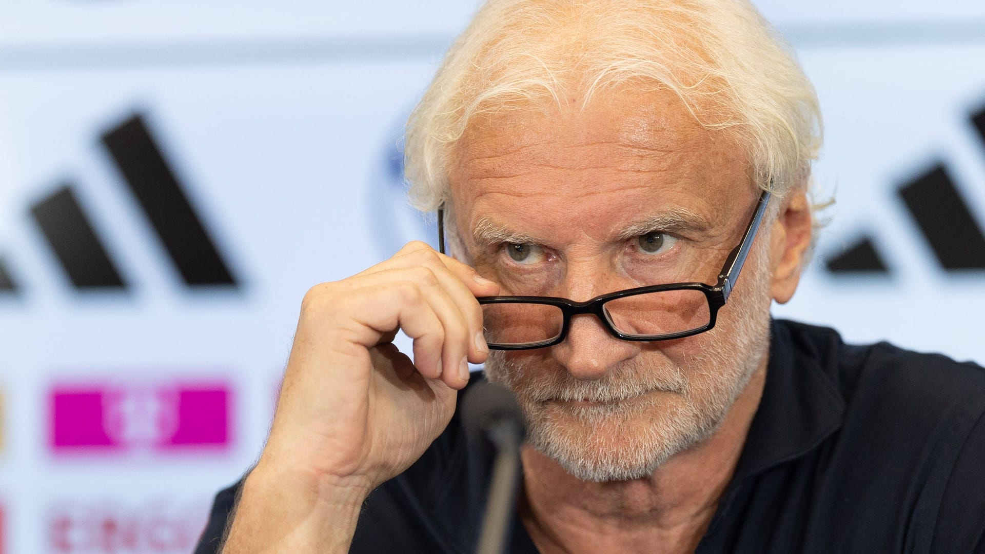 Rudi Völler: Der DFB-Direktor fordert eine Reaktion von der Nationalmannschaft.