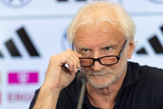 Rudi Völler: Der DFB-Direktor fordert eine Reaktion von der Nationalmannschaft.