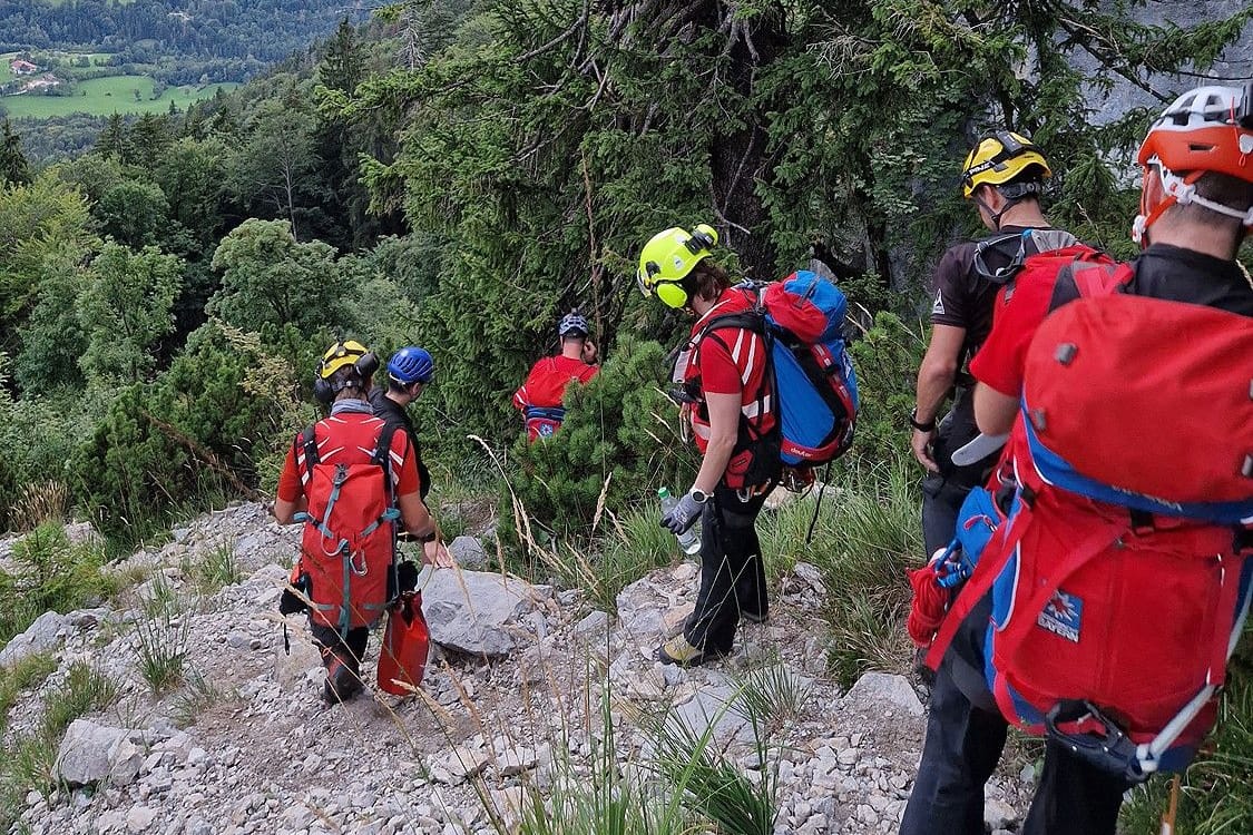 Retter im Einsatz am Sonntag: Der Wanderer kam ohne größere Verletzungen davon.