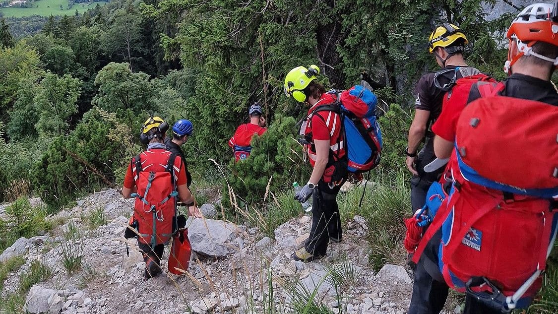 Retter im Einsatz am Sonntag: Der Wanderer kam ohne größere Verletzungen davon.