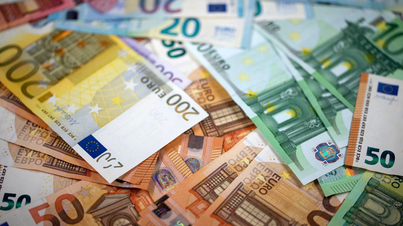Geldscheine (Symbolbild): Ein Finanzvorstand einer Softwarefirma soll mindestens zwei Millionen Euro abgezweigt haben.