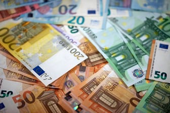Geldscheine (Symbolbild): Ein Finanzvorstand einer Softwarefirma soll mindestens zwei Millionen Euro abgezweigt haben.