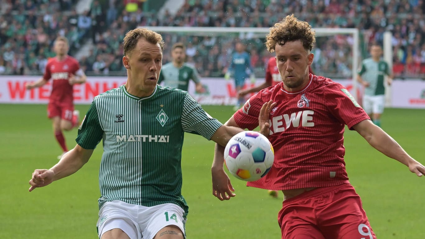 Werders Senne Lynen und Kölns Luca Waldschmidt kämpfen um den Ball.