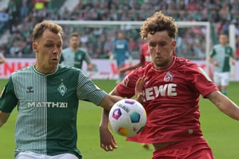 Werders Senne Lynen und Kölns Luca Waldschmidt kämpfen um den Ball.