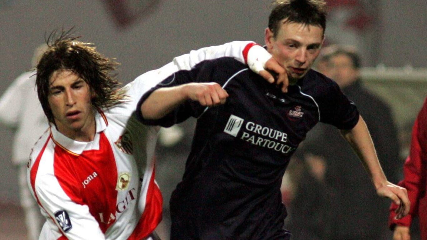 Ramos (l.) gegen Stephane Dumont: Der Spanier im Europapokal in der Saison 2004/05 für Sevilla.