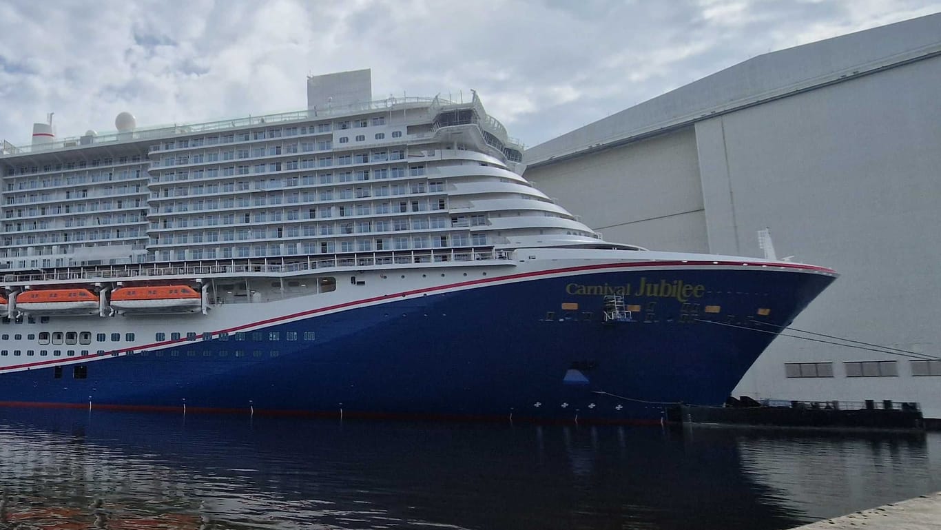 Carnival Jubilee: Riesiges Kreuzfahrtschiff liegt in Papenburg – noch in diesem Jahr soll ihre erste große Tour starten.