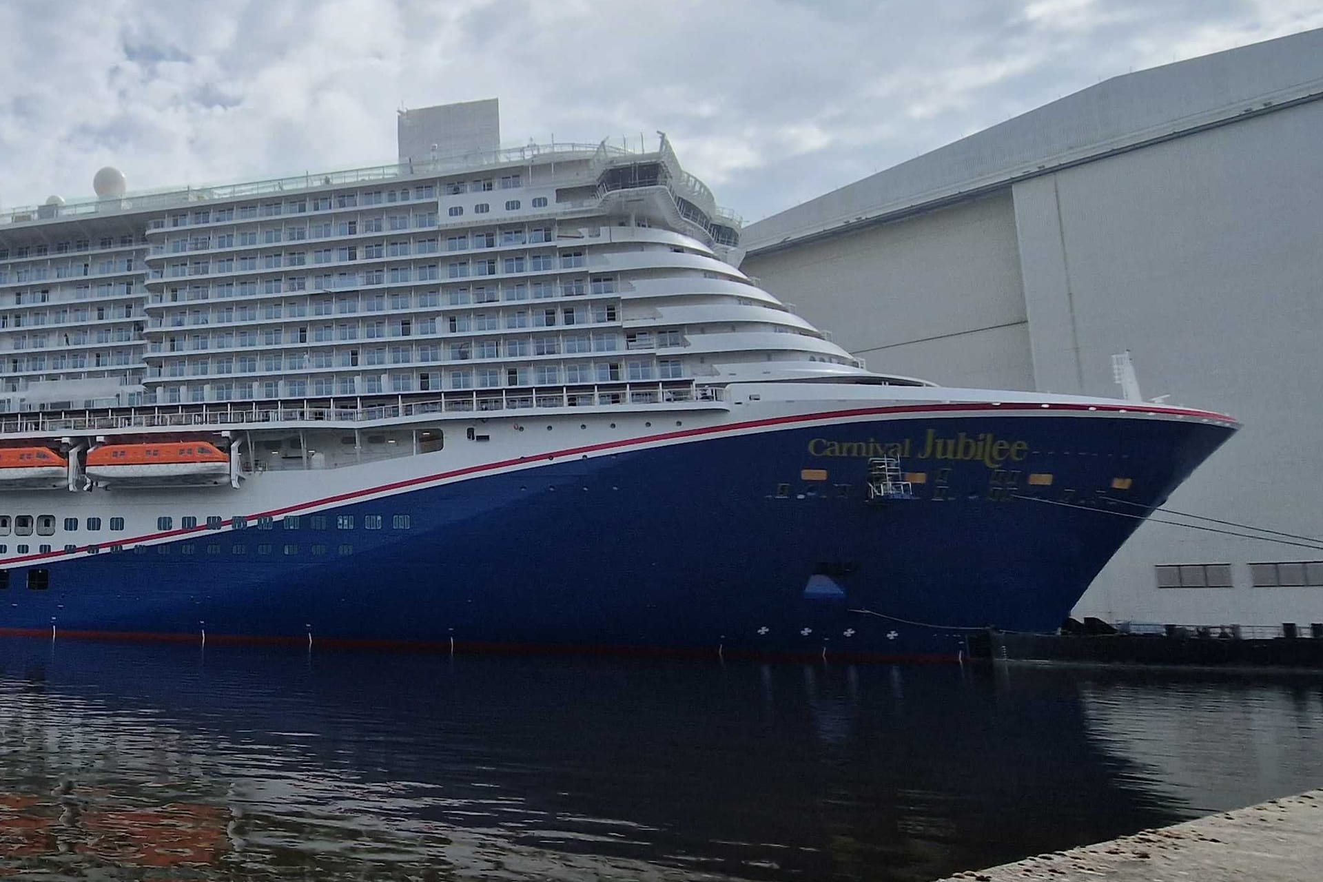 Carnival Jubilee: Riesiges Kreuzfahrtschiff liegt in Papenburg – noch in diesem Jahr soll ihre erste große Tour starten.