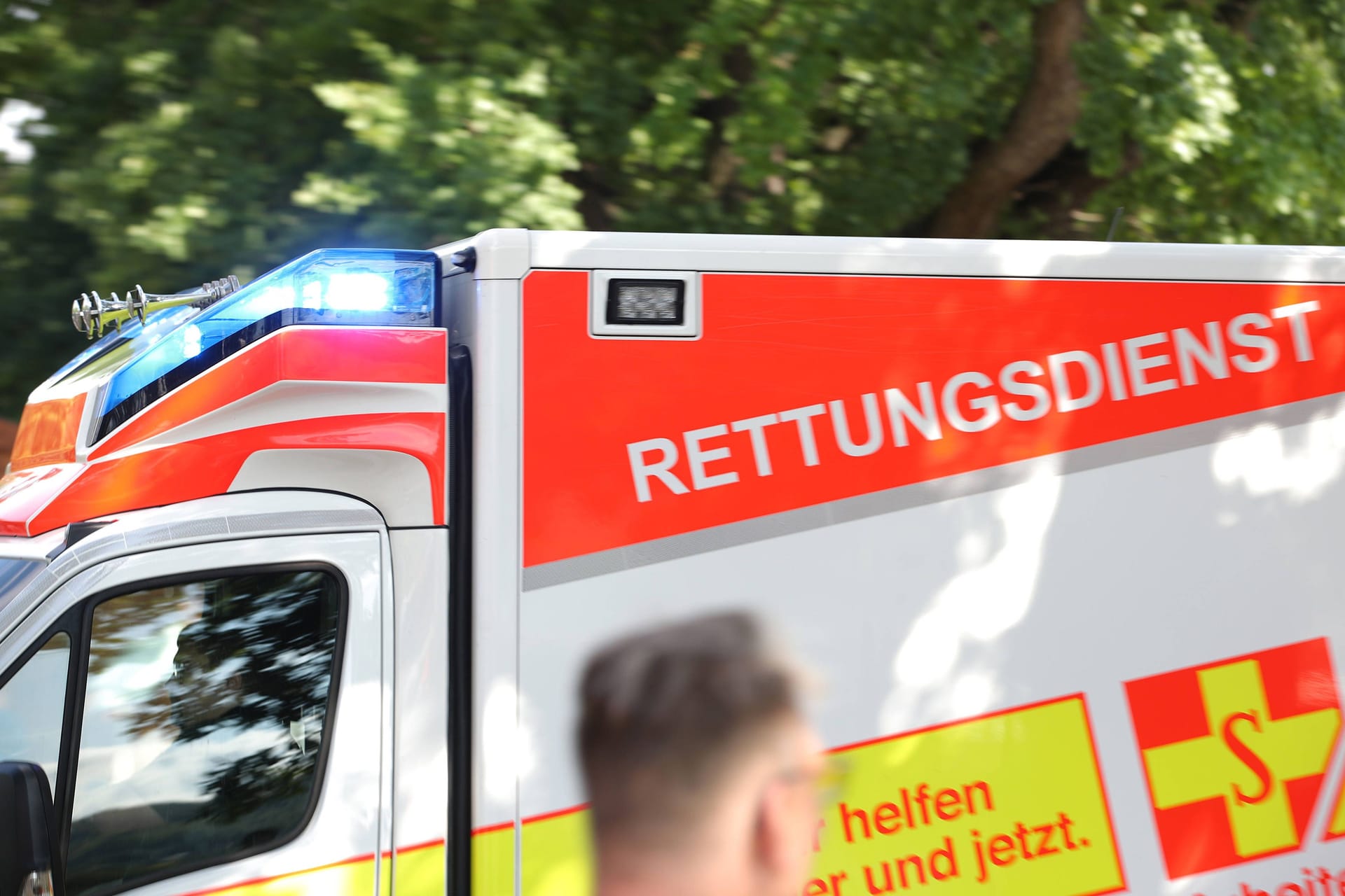 Rettungswagen in Niedersachsen: Der Unfall eines Suzuki-Fahrers beschäftigt die Polizei.