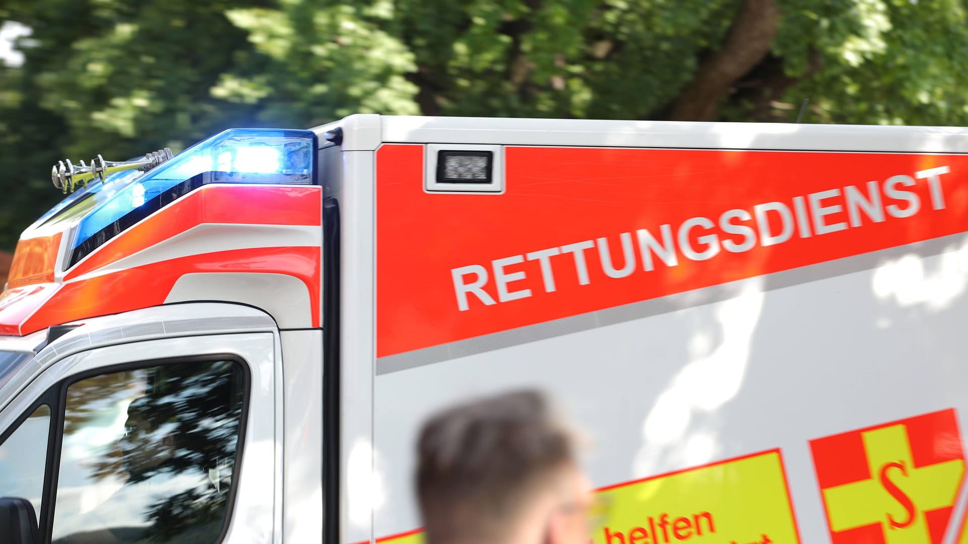 Rettungswagen in Niedersachsen: Der Unfall eines Suzuki-Fahrers beschäftigt die Polizei.