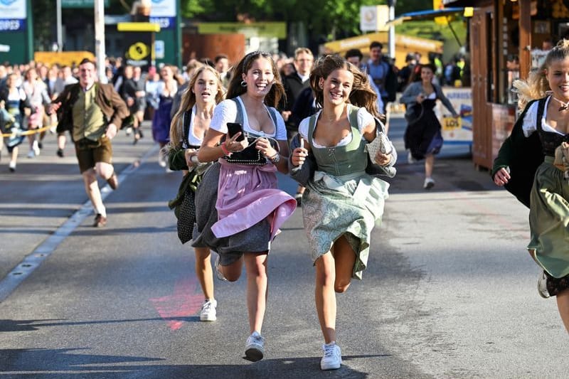 Die ersten Oktoberfest-Besucher laufen in die Bierzelte.