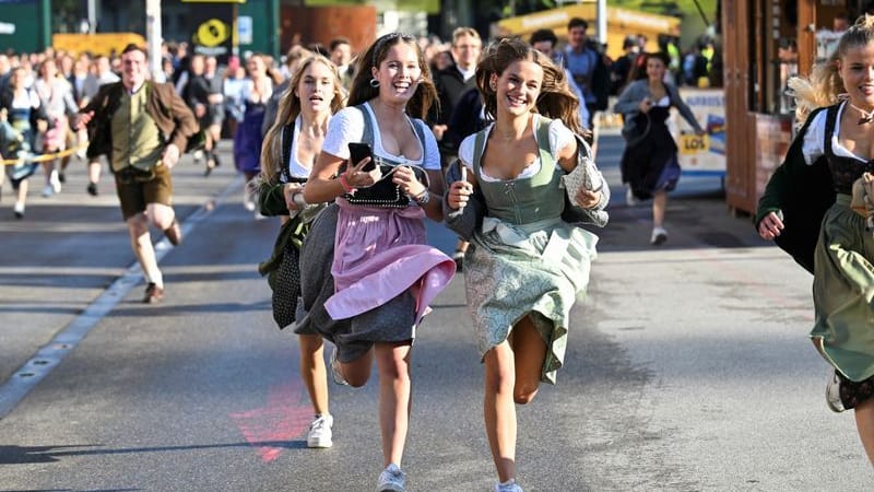 Die ersten Oktoberfest-Besucher laufen in die Bierzelte.