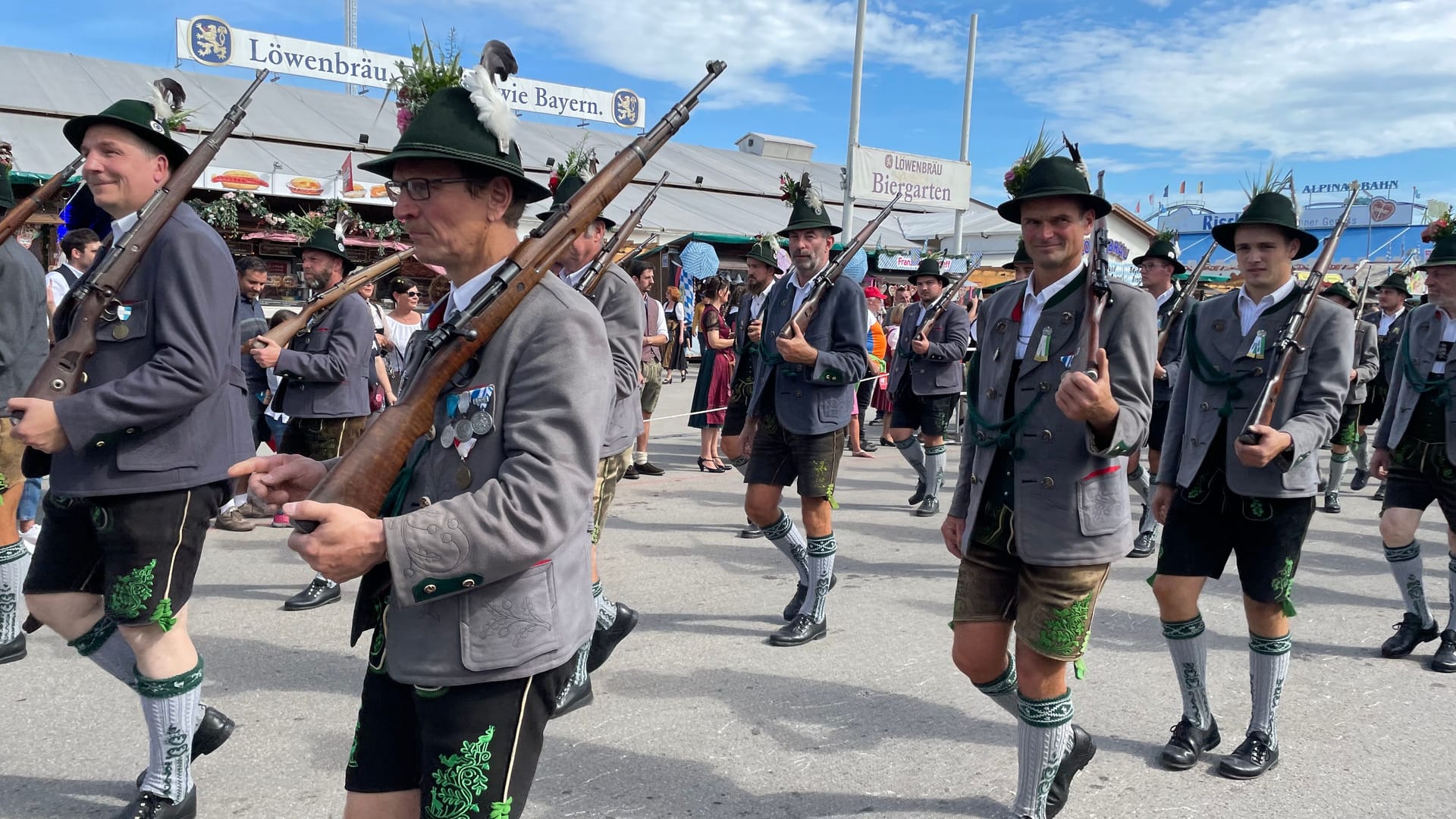 Seit rund 2 Stunden läuft der Festzug bereits von der Münchner Innenstadt zum Festgelände: Bis alle Teilnehmer auf der Wiesn sind, wird es noch einige Zeit dauern.