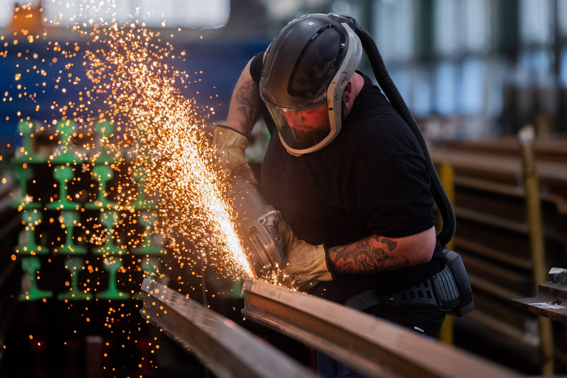 Arbeiter in einem Werk der Deutschen Bahn: Die deutsche Wirtschaft wird Prognosen zufolge in diesem Jahr schrumpfen.