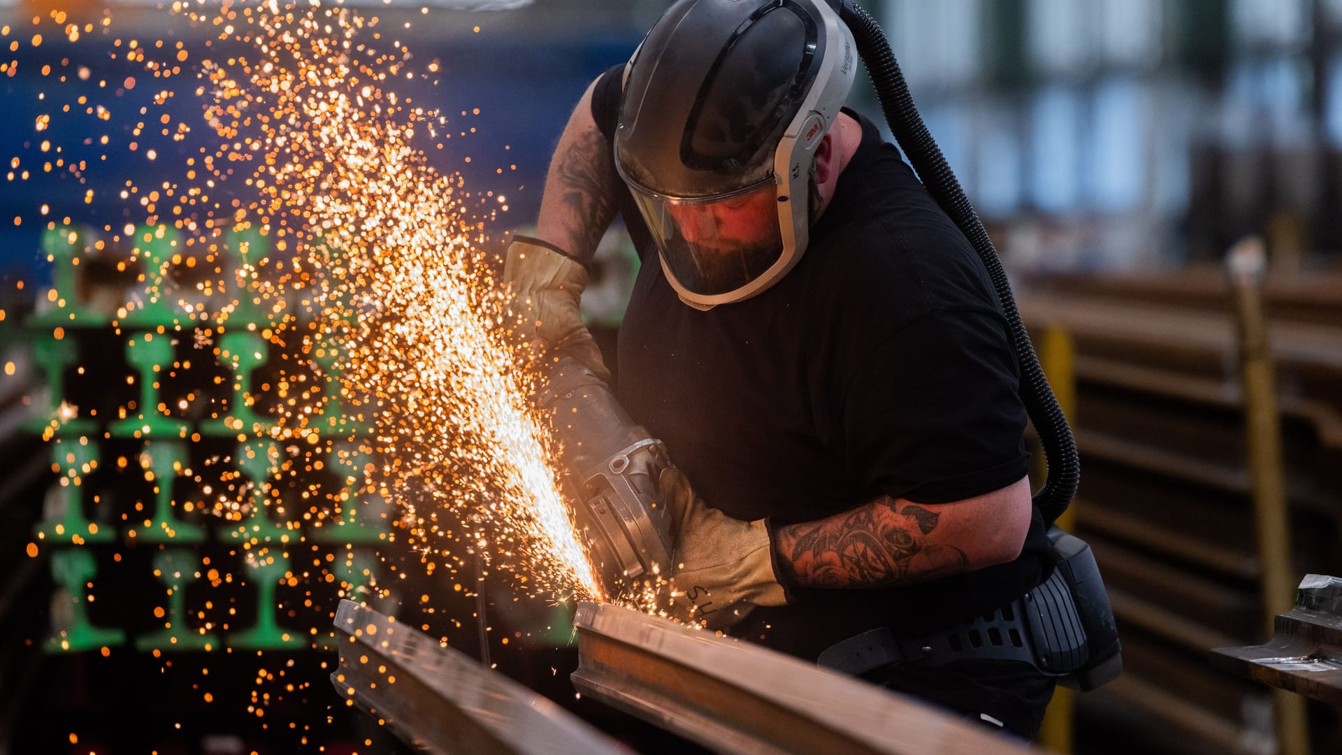 Arbeiter in einem Werk der Deutschen Bahn: Die deutsche Wirtschaft wird Prognosen zufolge in diesem Jahr schrumpfen.