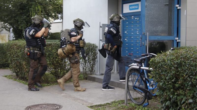 Stadtteil Berlin Lichtenberg, nachdem ein Mann mit einem Säbel auf dem Treppenflur gemeldet wurde Stadtteil Berlin Lichtenberg, nachdem ein Mann mit einem Säbel auf dem Treppenflur gemeldet wurde