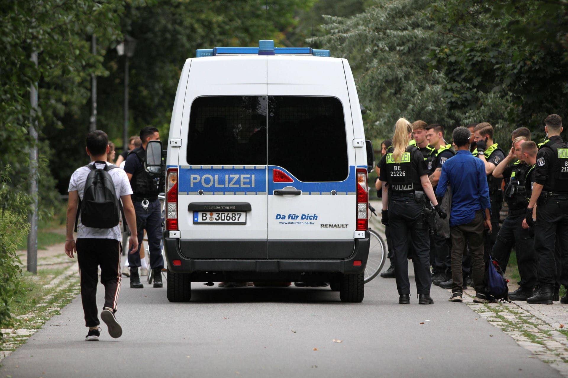 Polizei im Görlitzer Park (Archivbild): Für den Park möchte sich der Senat Lösungen der Probleme überlegen.