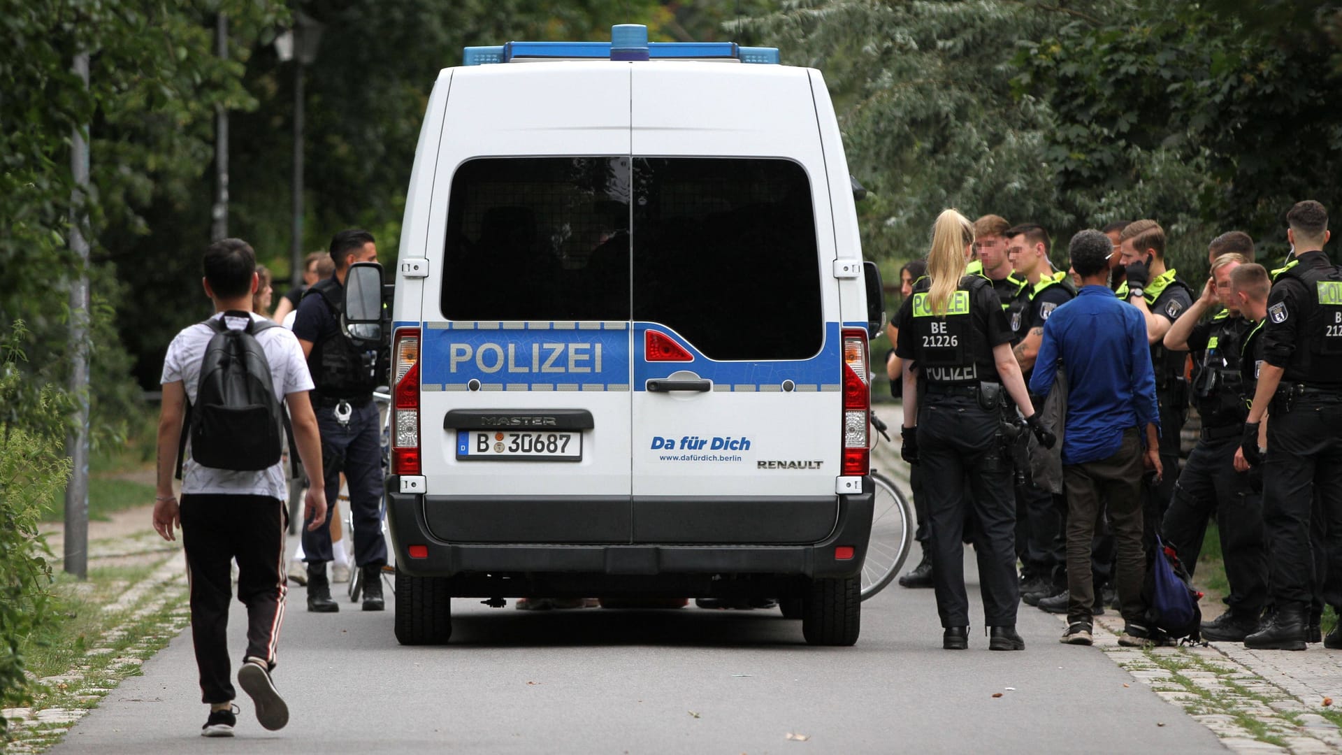 Polizei im Görlitzer Park (Archivbild): Für den Park möchte sich der Senat Lösungen der Probleme überlegen.