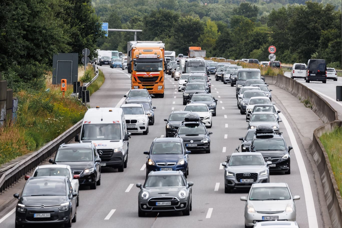 Stau auf einer Autobahn (Symbolfoto): Autofahrer müssen mit Staus rechnen.
