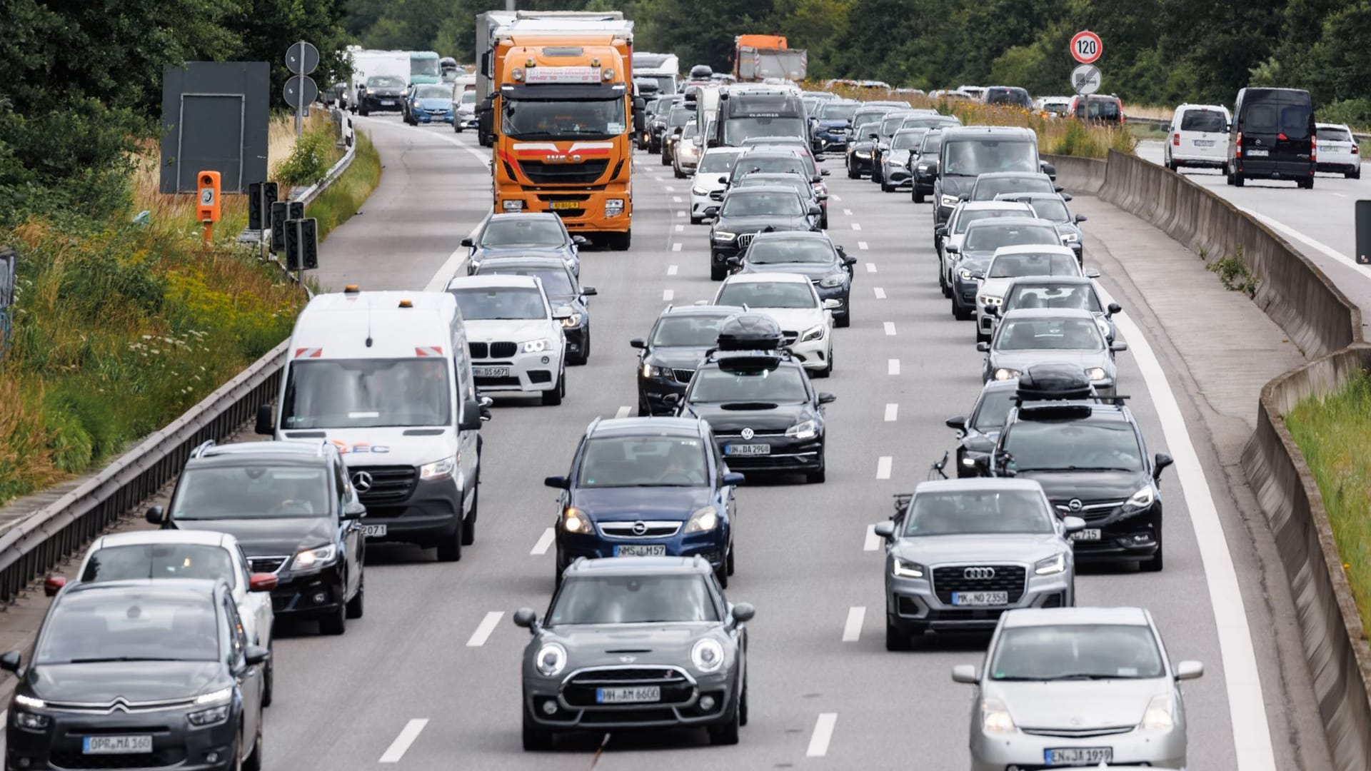 Stau auf einer Autobahn (Symbolfoto): Autofahrer müssen mit Staus rechnen.