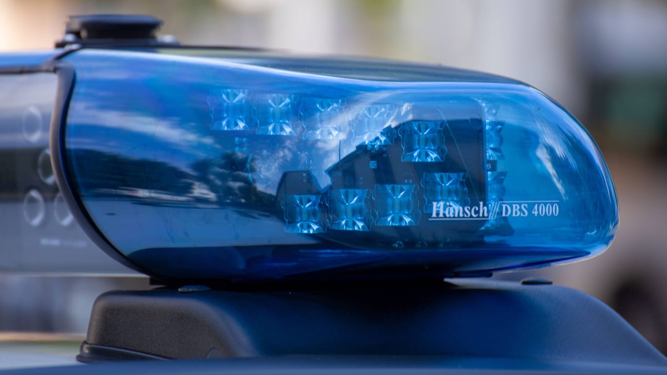 Polizeieinsatz (Symbolbild): In Baden-Württemberg ist ein 25-Jähriger bei einem Unfall gestorben.