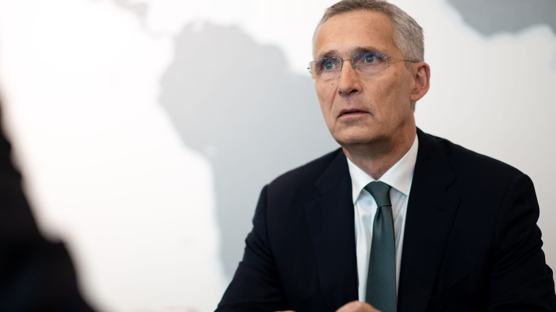 Jens Stoltenberg spricht im Nato-Hauptquartier in Brüssel im Interview mit deutschen Journalisten.