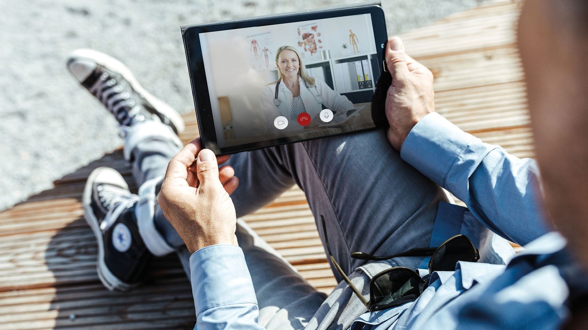 Sie liegen mit einer Erkältung im Bett oder haben andere Beschwerden und möchten nicht lange auf einen Praxistermin warten? Dann kann eine Videosprechstunde mit einer Online-Ärztin oder einem -Arzt die Lösung für Sie sein. Sie liegen mit einer Erkältung im Bett oder haben andere Beschwerden und möchten nicht lange auf einen Praxistermin warten? Dann kann eine Videosprechstunde mit einer Online-Ärztin oder einem -Arzt die Lösung für Sie sein.