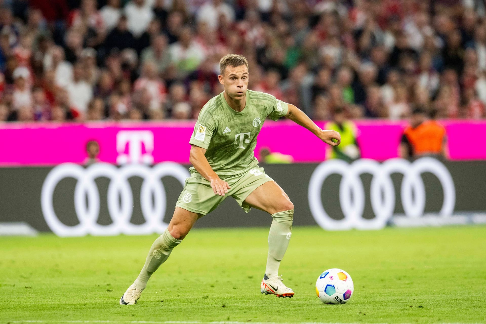 Joshua Kimmich (bis 61.): Rechtzeitig zum Topspiel wieder fit. Gut getimter Diagonalball auf Gnabry (2.). Nach seinem Fehlpass hatte er Glück, dass Boniface nicht von der Mittellinie ins Tor traf (50.). Probierte es mal aus der Distanz (52.). Um Spielkontrolle bemüht, aber wohl nicht im Vollbesitz seiner Kräfte. Note 3