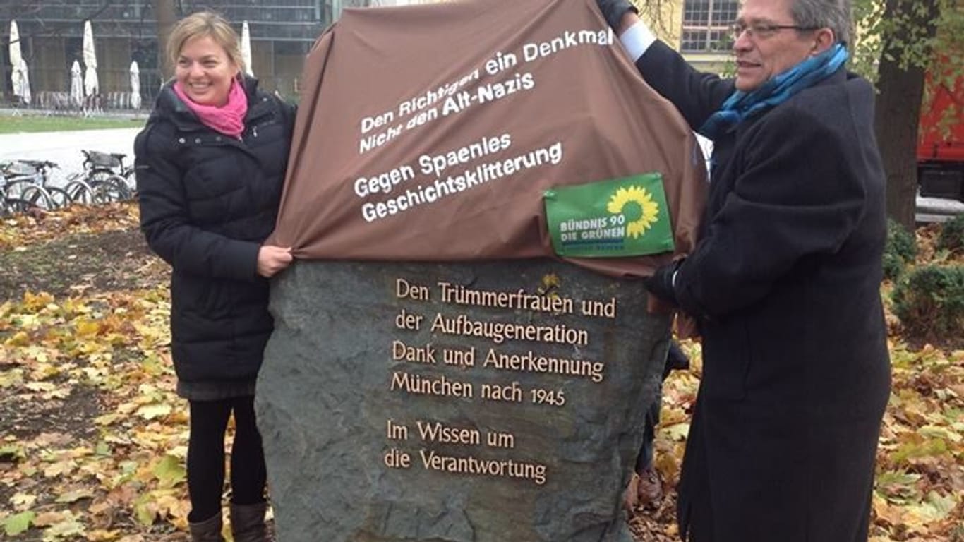 Katharina Schulze (l) und Sepp Dürr verdecken das Münchner "Trümmerfrauen"-Denkmal (Archivbild): Die Aktion brachte der Politikerin viel Kritik und Hetze ein.
