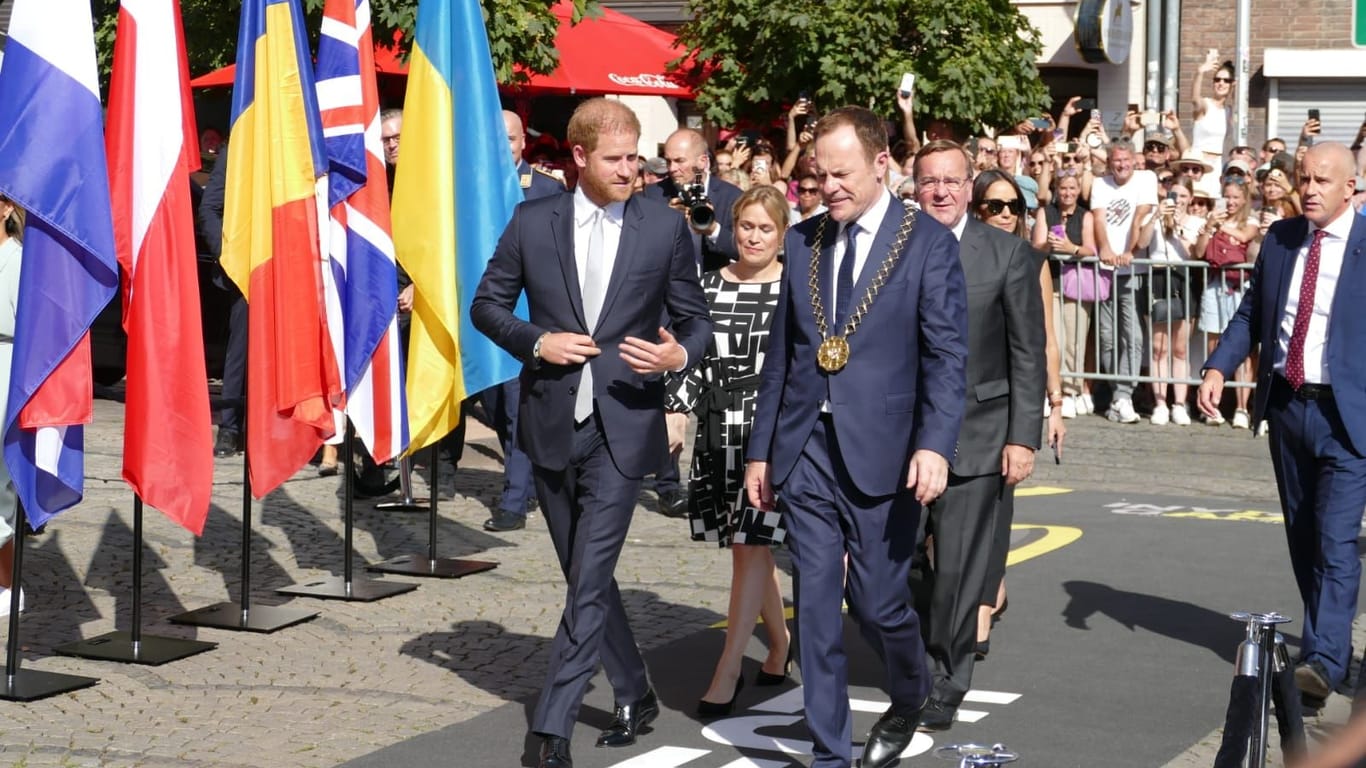 Der britische Prinz Harry (links) zusammen mit Oberbürgermeister Stephan Keller (CDU) (Mitte) und Bundesverteidigungsminister Boris Pistorius (SPD).