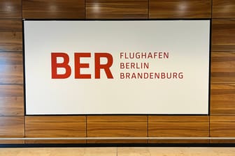 Ein "BER"-Schild am Flughafen Berlin Brandenburg