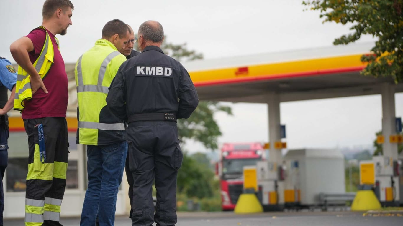 Verdächtiger Gegenstand an Shell-Tankstelle am Ratshof Elbaue in Dresden entdeckt.