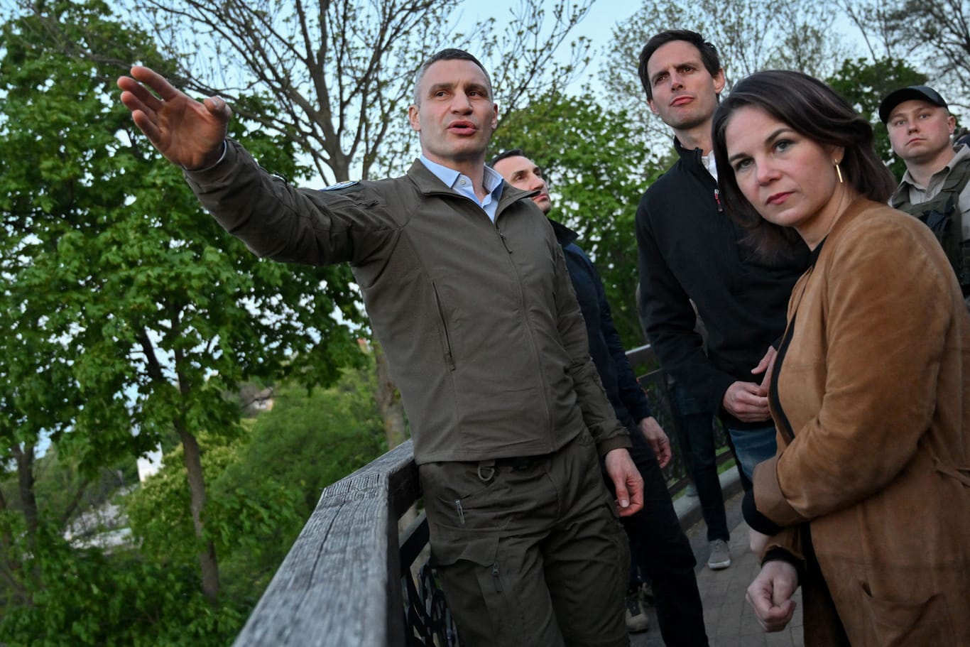 Kiew: Bürgermeister Vitali Klitschko (l.) mit der deutschen Außenministerin Annalena Baerbock (r.) und ihrem niederländischen Pendant Wopke Hoekstra (M.) beim Sightseeing im Mai 2022.