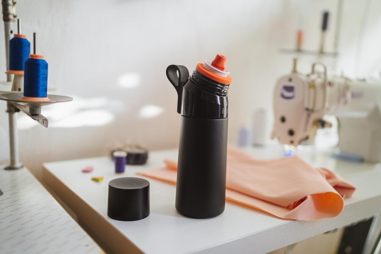 Air up: Die Trinkflasche sorgt mit einem Trick dafür, dass normales Wasser einen Geschmack erhält.