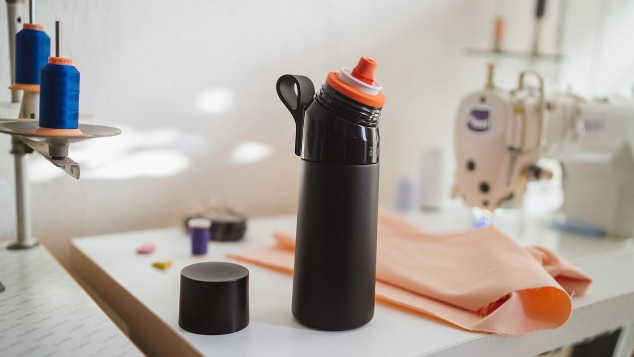 Air up: Die Trinkflasche sorgt mit einem Trick dafür, dass normales Wasser einen Geschmack erhält.