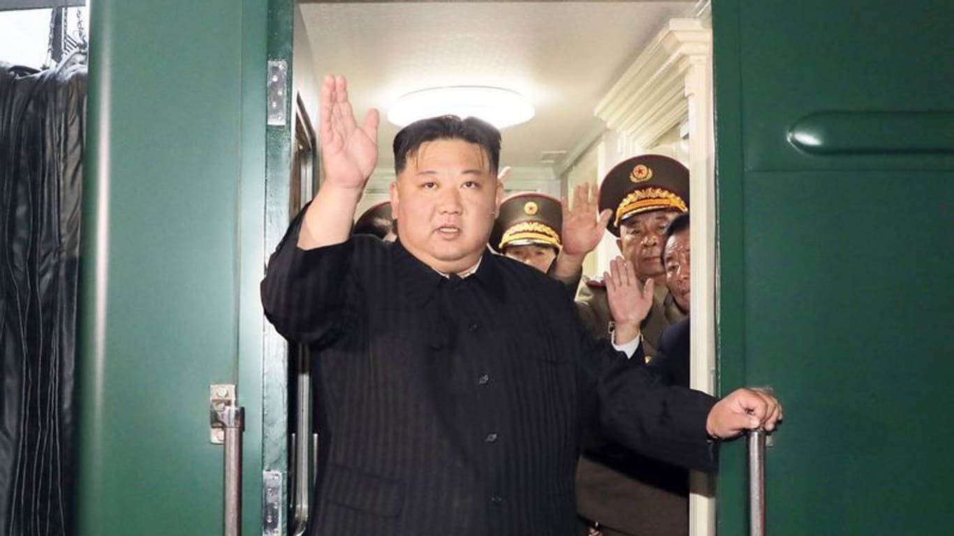 Abfahrt: Kim Jong Un winkt aus der Tür seines Zuges am Bahnhof von Pjöngjang.