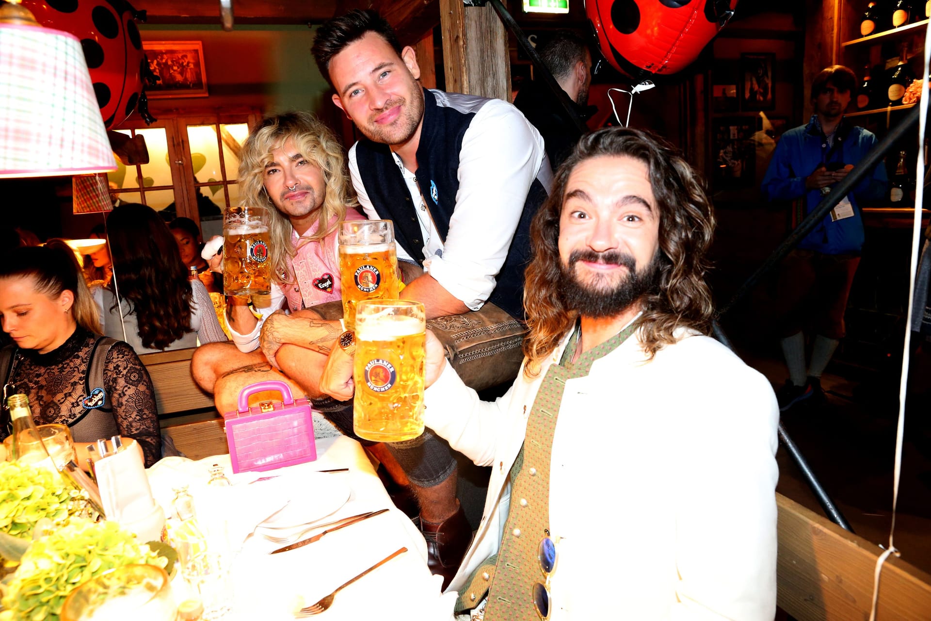 Hatten sichtlich Spaß auf dem Oktoberfest: (v.l.) Bill Kaulitz, Model Marc Eggers sowie Tom Kaulitz.