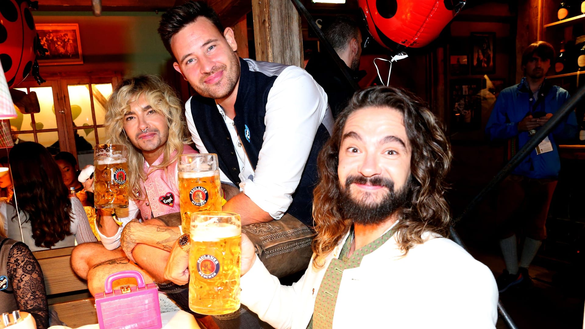 Hatten sichtlich Spaß auf dem Oktoberfest: (v.l.) Bill Kaulitz, Model Marc Eggers sowie Tom Kaulitz.