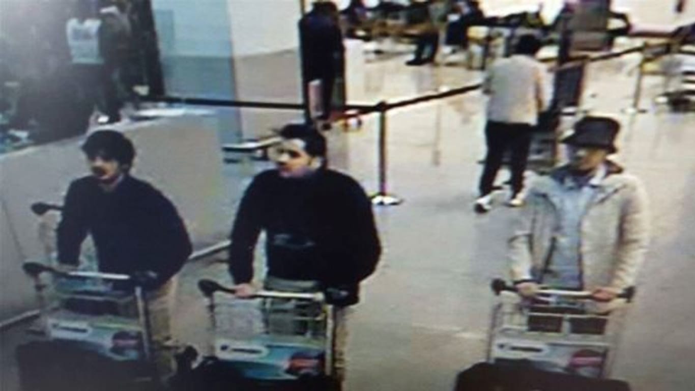 Ein Überwachungsfoto zeigte damals die Terroristen am Brüssler Flughafen: Najim Laachraoui (links), Ibrahim El Bakraoui (Mitte) und Mohamed Abrini (rechts).