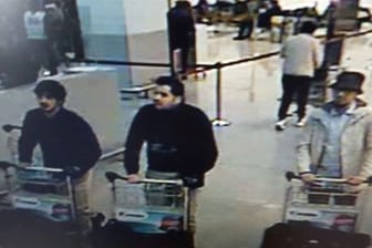 Ein Überwachungsfoto zeigte damals die Terroristen am Brüssler Flughafen: Najim Laachraoui (links), Ibrahim El Bakraoui (Mitte) und Mohamed Abrini (rechts).