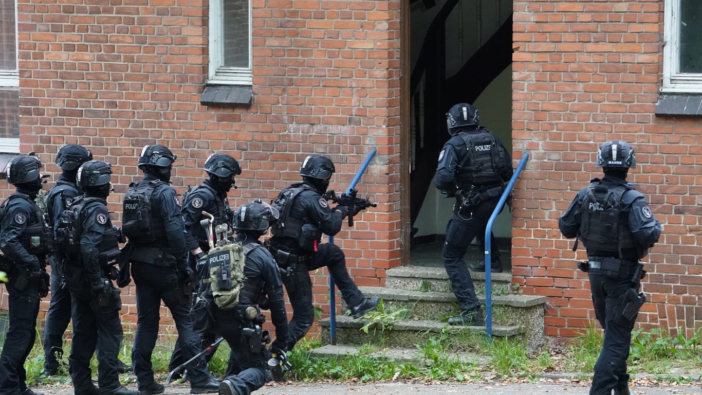 SEK in Kiel: Die Beamten durchsuchten mehrere Gebäude, bis sie die Frau fanden.