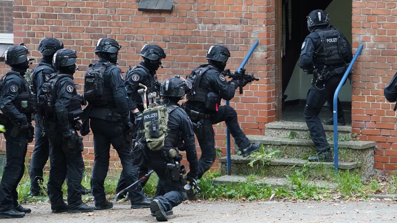 SEK in Kiel: Die Beamten durchsuchten mehrere Gebäude, bis sie die Frau fanden.