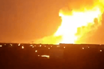 Eine Explosion an der Krim (Archivbild): Erneut soll es eine Drohnenattacke auf eine Werft gegeben haben. Unklar ist, welche Schäden es gab.