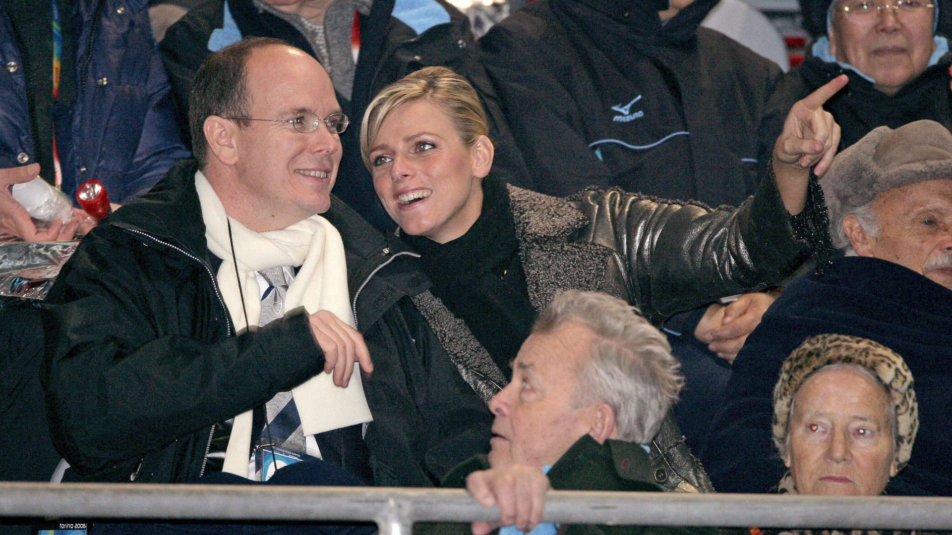 Olympische Winterspiele 2006: Albert von Monaco und Charlene Wittstock zeigen sich auf der Tribüne.