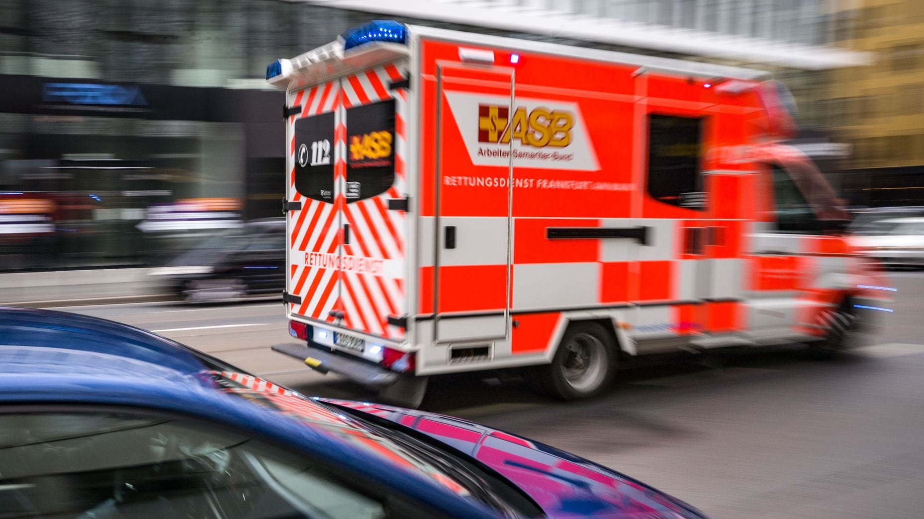 Ein Rettungswagen ist mit Blaulicht im Einsatz