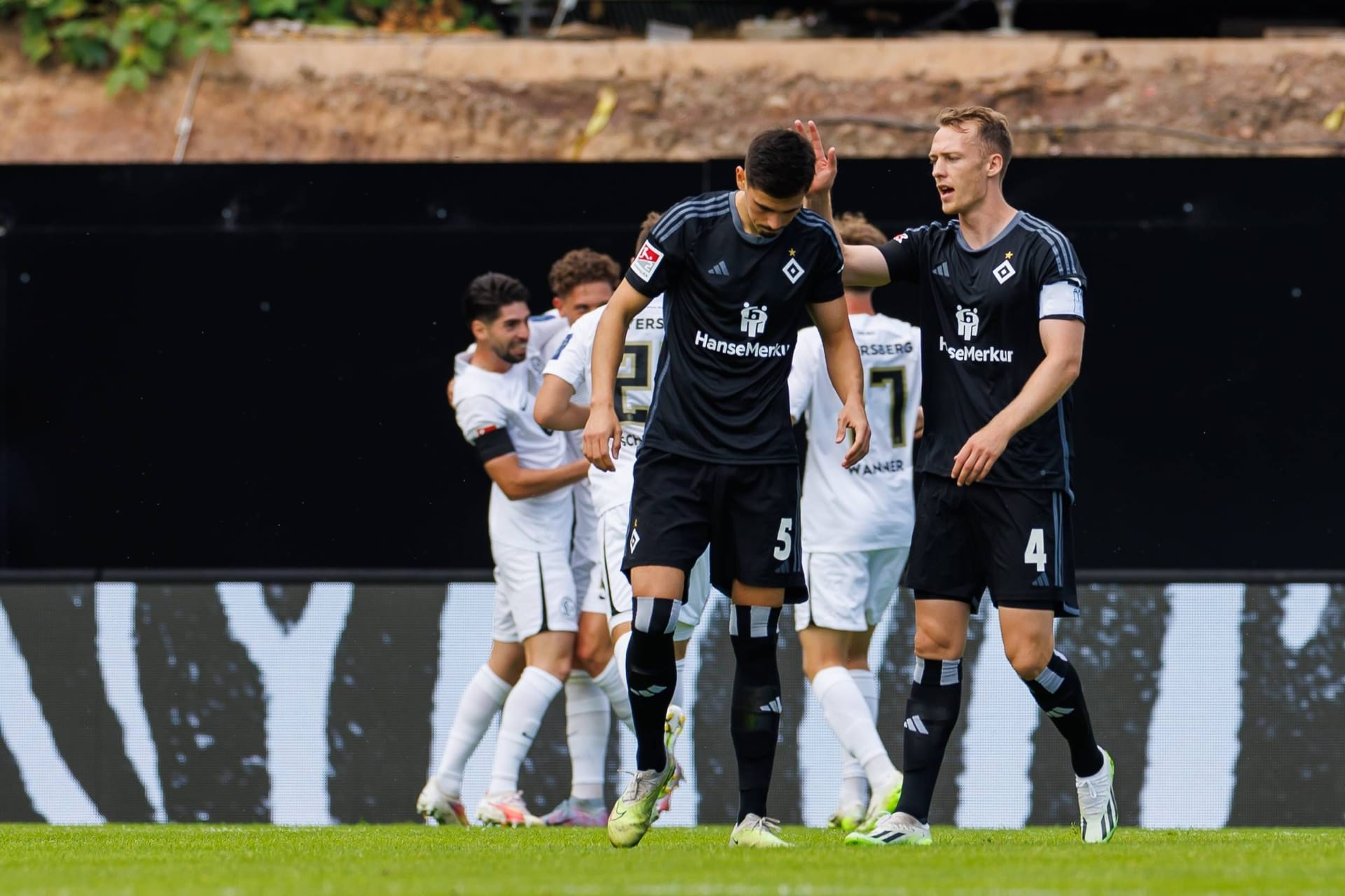 Fehler vor dem 0:1 aus Hamburger Sicht: HSV-Verteidiger Dennis Hadžikadunić (l.) wird von Kapitän Sebastian Schonlau getröstet.