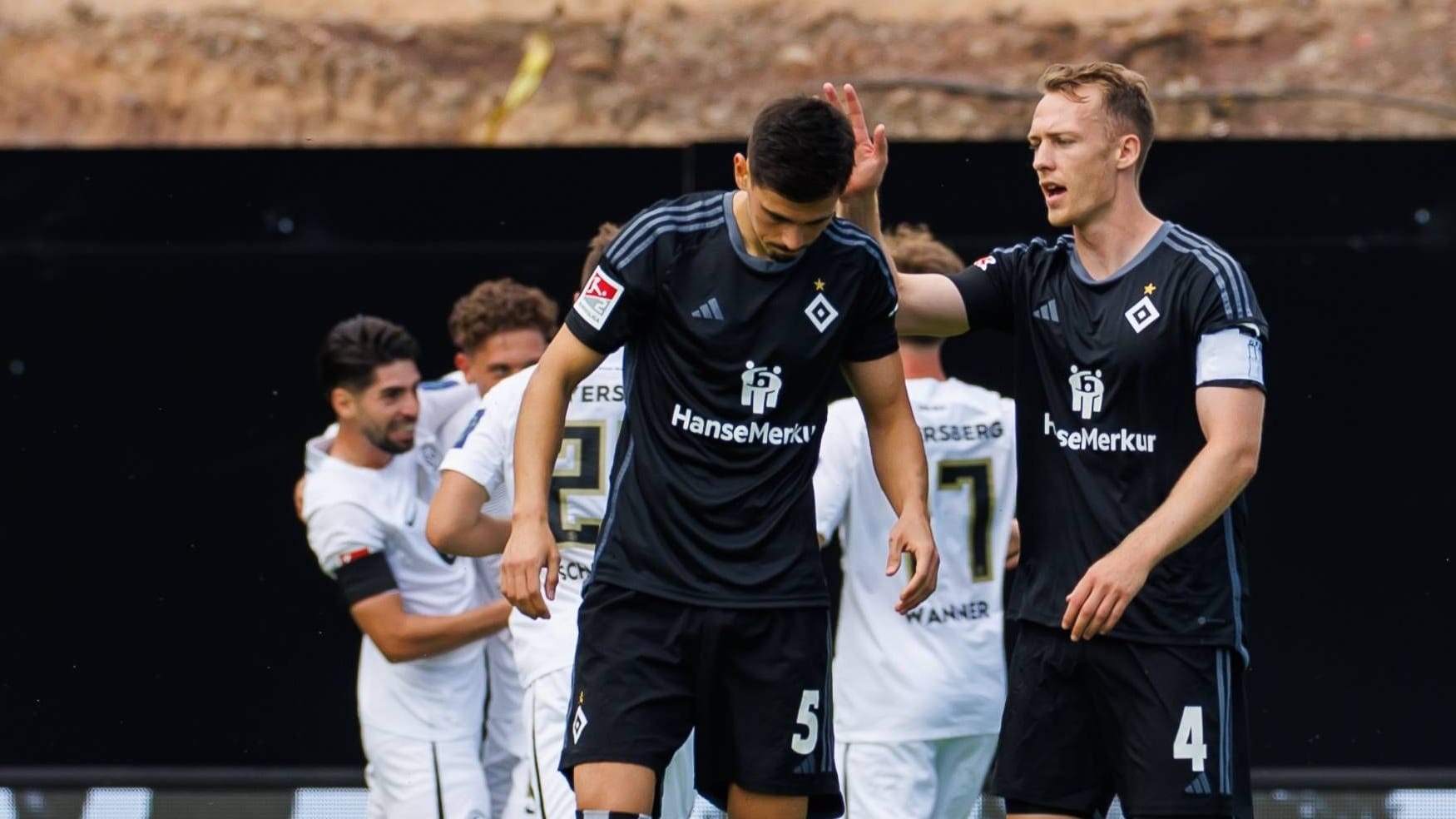 Fehler vor dem 0:1 aus Hamburger Sicht: HSV-Verteidiger Dennis Hadžikadunić (l.) wird von Kapitän Sebastian Schonlau getröstet.